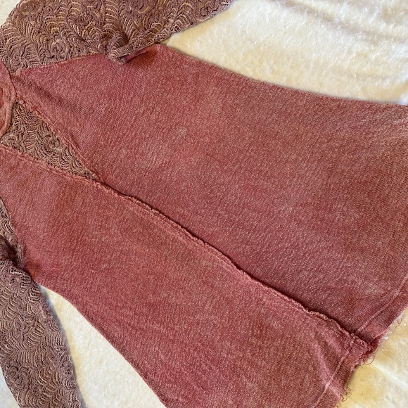 GIMMICKS BY BKE, BUCKLE Jeans Pink Mauve Washed Knit Lace Long Sleeve Top Sz XS - Picture 9 of 16